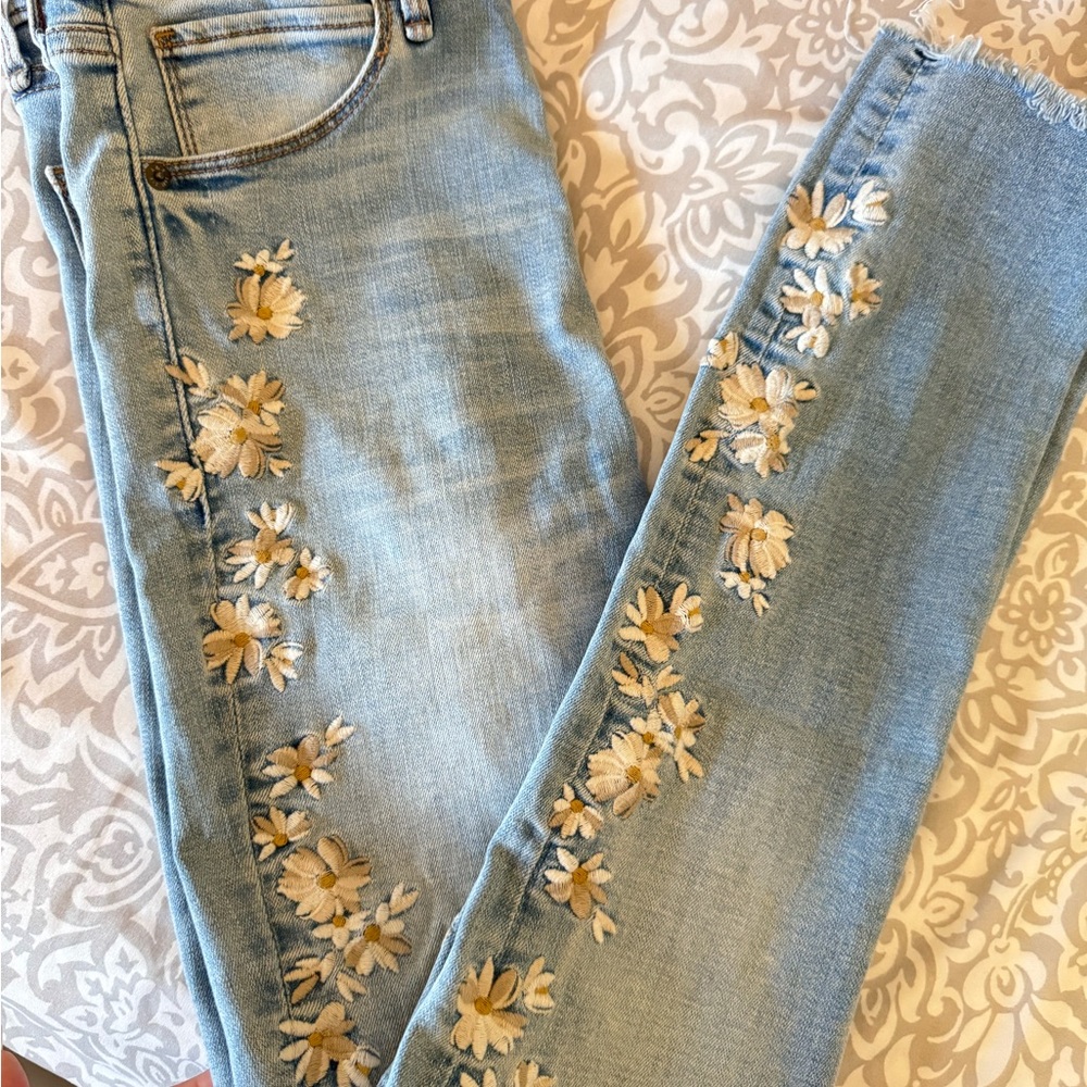 Abercrombie & Fitch Light Blue Skinny Jeans with Daisy Embroidery 26L